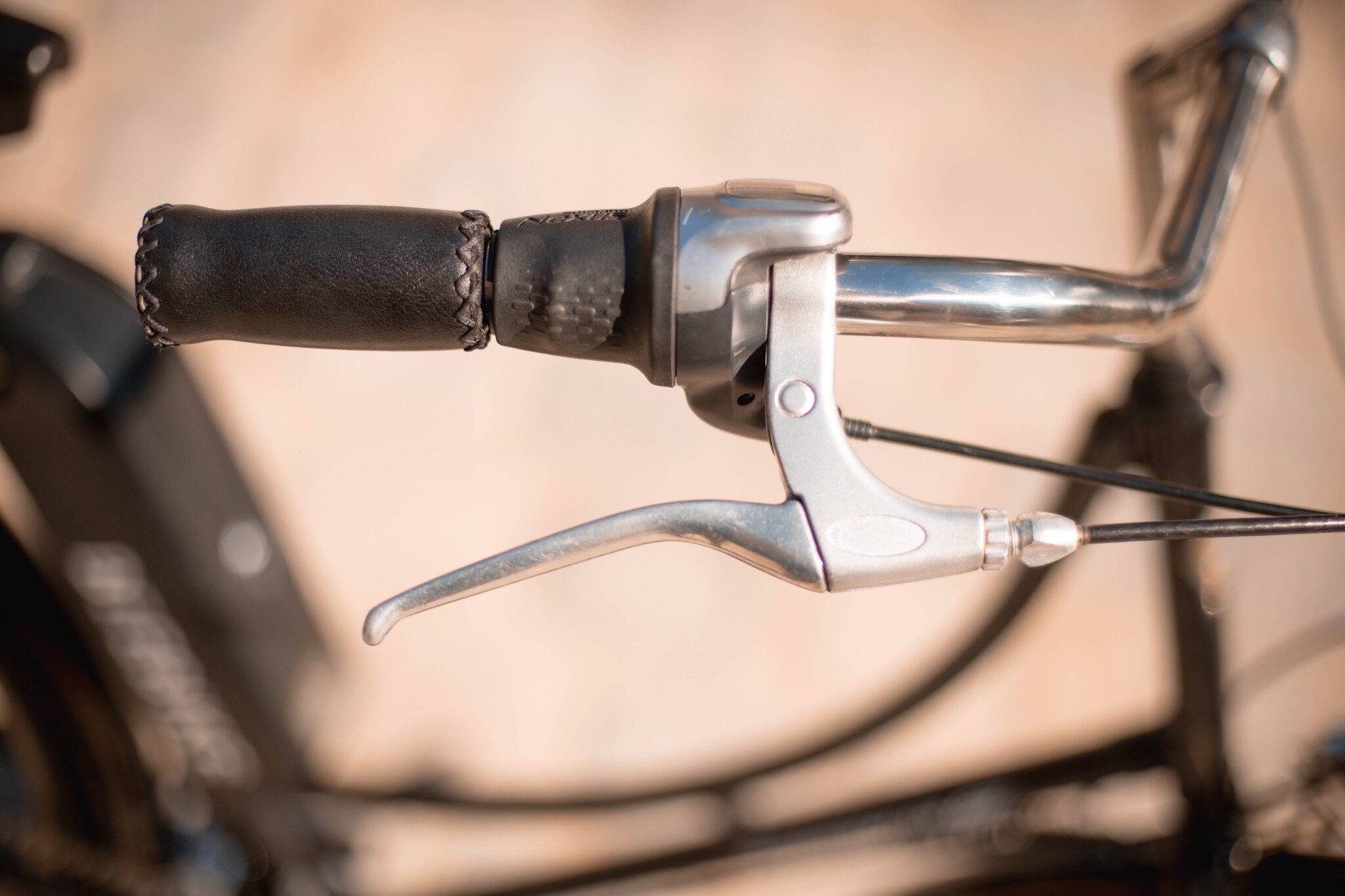 Les mains habiles de nos m&eacute;caniciens v&eacute;los savent redonner vie &agrave; un v&eacute;lo fatigu&eacute;. Avec patience et savoir-faire, ils remettent en &eacute;tat chaque pi&egrave;ce, offrant ainsi une seconde jeunesse &agrave; votre mo