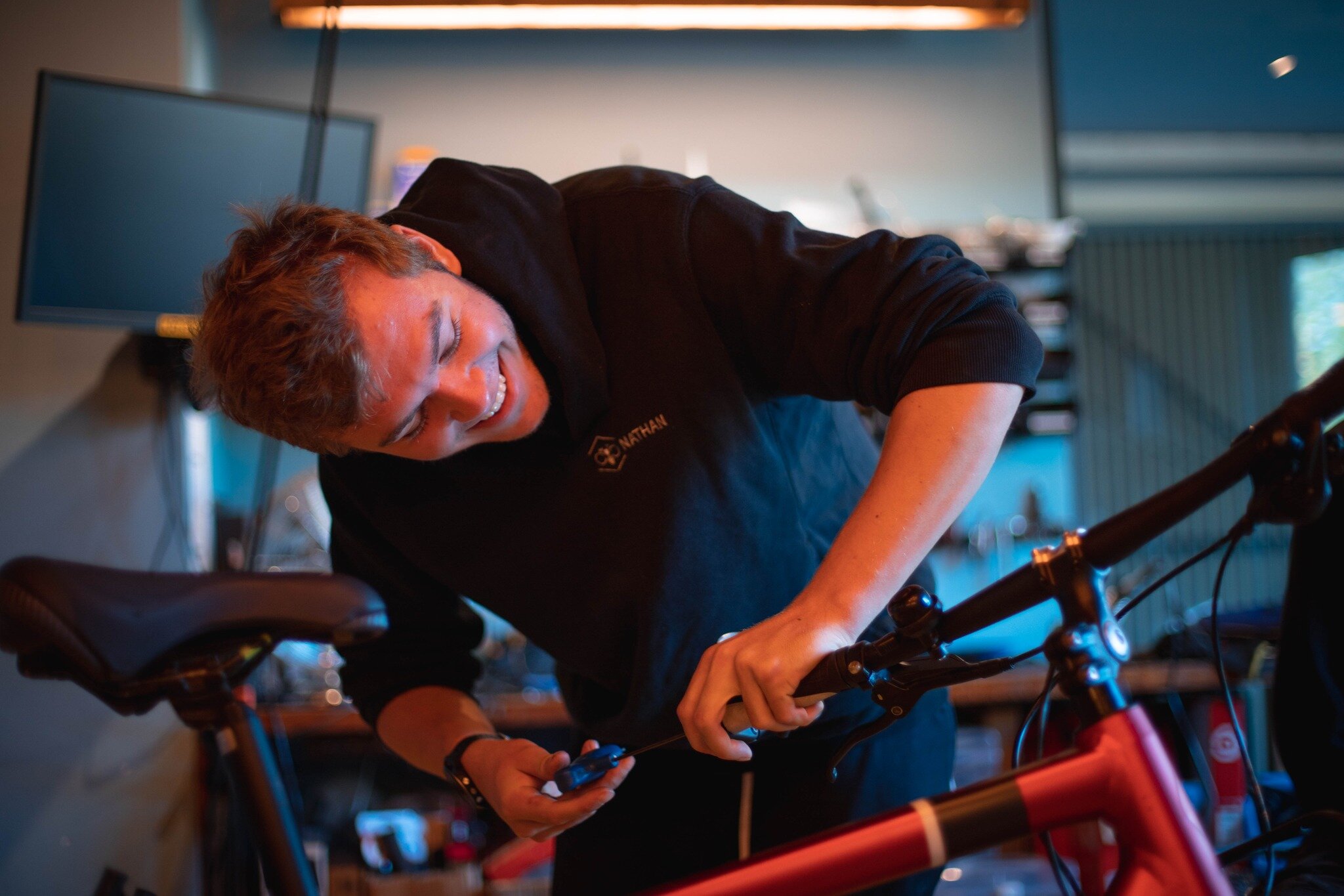 Nos m&eacute;caniciens v&eacute;los veillent &agrave; ce que votre monture soit pr&ecirc;te pour toutes vos aventures. Leurs comp&eacute;tences et leur expertise font toute la diff&eacute;rence. Et tout &ccedil;a avec le sourire ! 💪🔧 

#M&eacute;ca