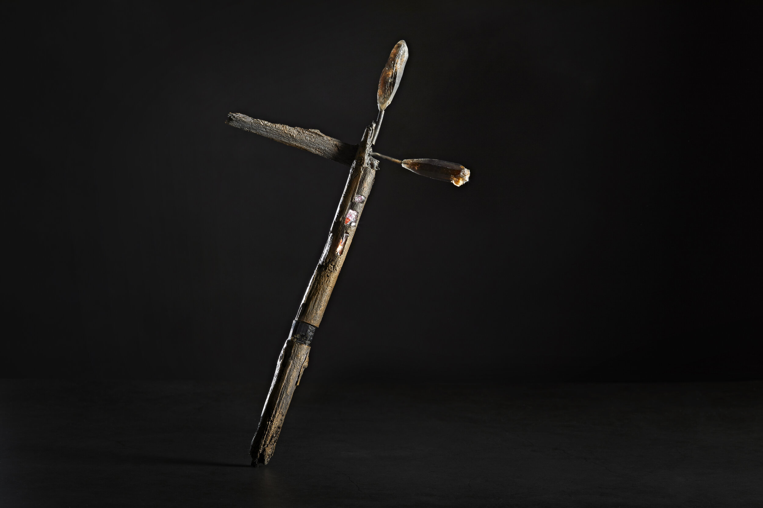 Ecce homo, patinovaný bronz, turmalín, záhnědy, skleněné střepy.jpg