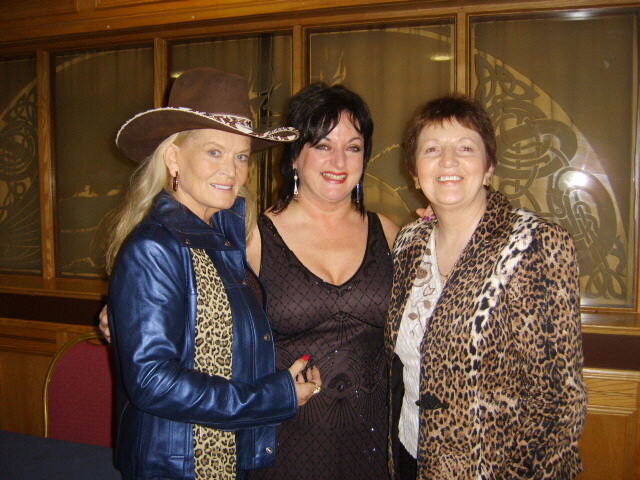  Lynn Anderson, Louise Morrissey and Margo in the Mount Errigal Hotel, Letterkenny 