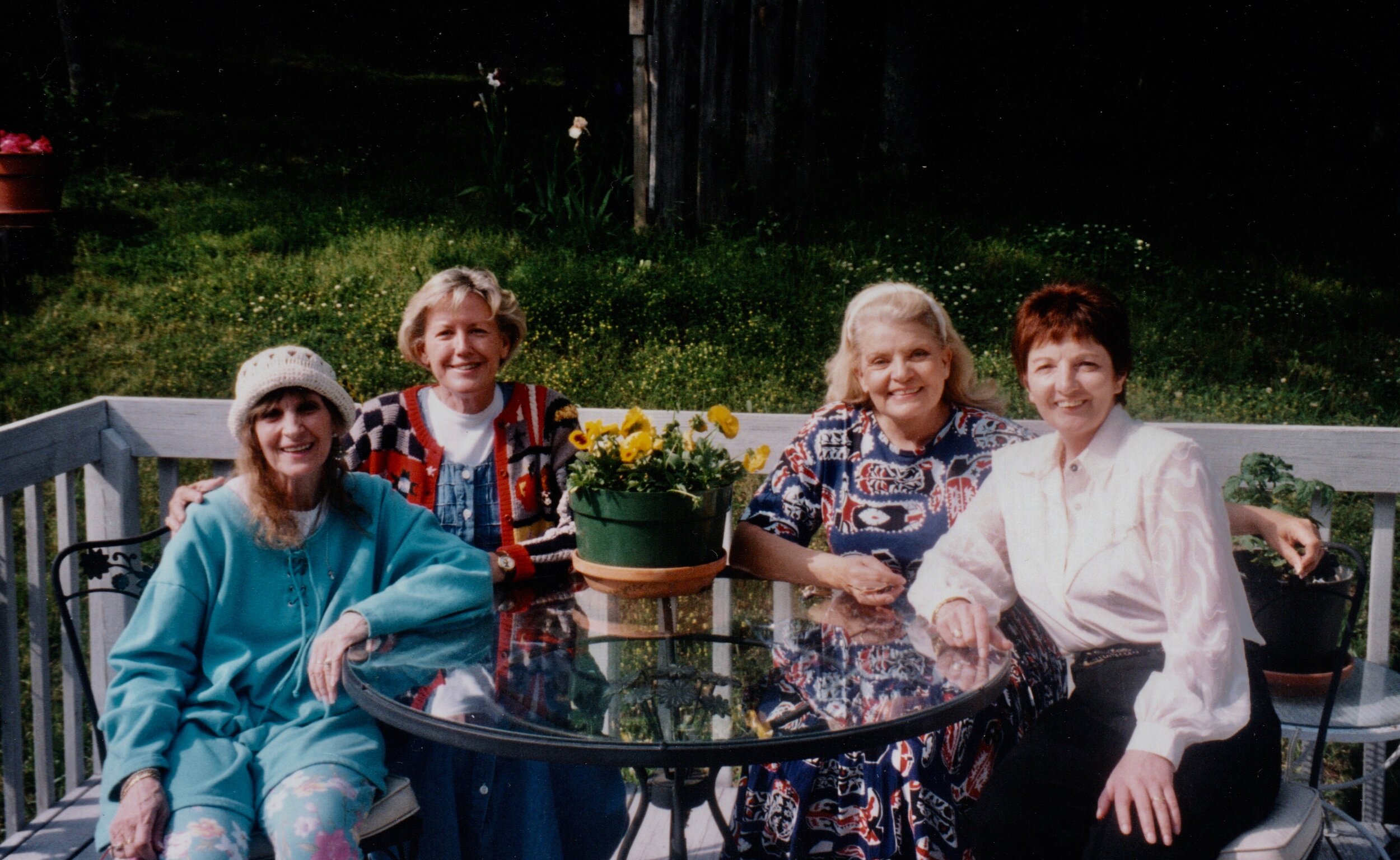  Skeeter Davis, Jo Walker, Jeanne Pruett   Visiting Jeanne Pruett in her home 