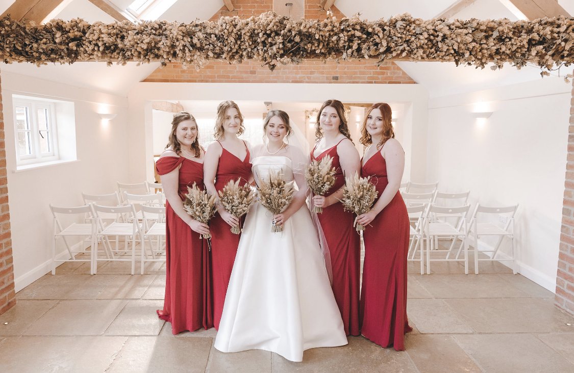 Bridal party. Natural glow. Wedding makeup ideas. 