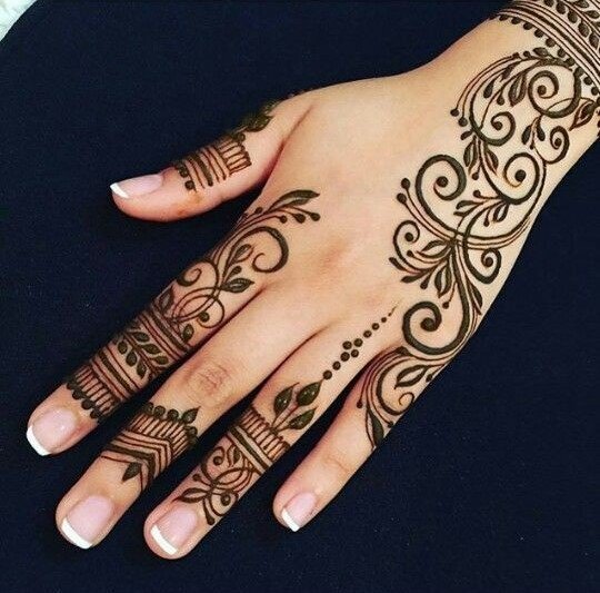 henna thin:curly lines.jpg