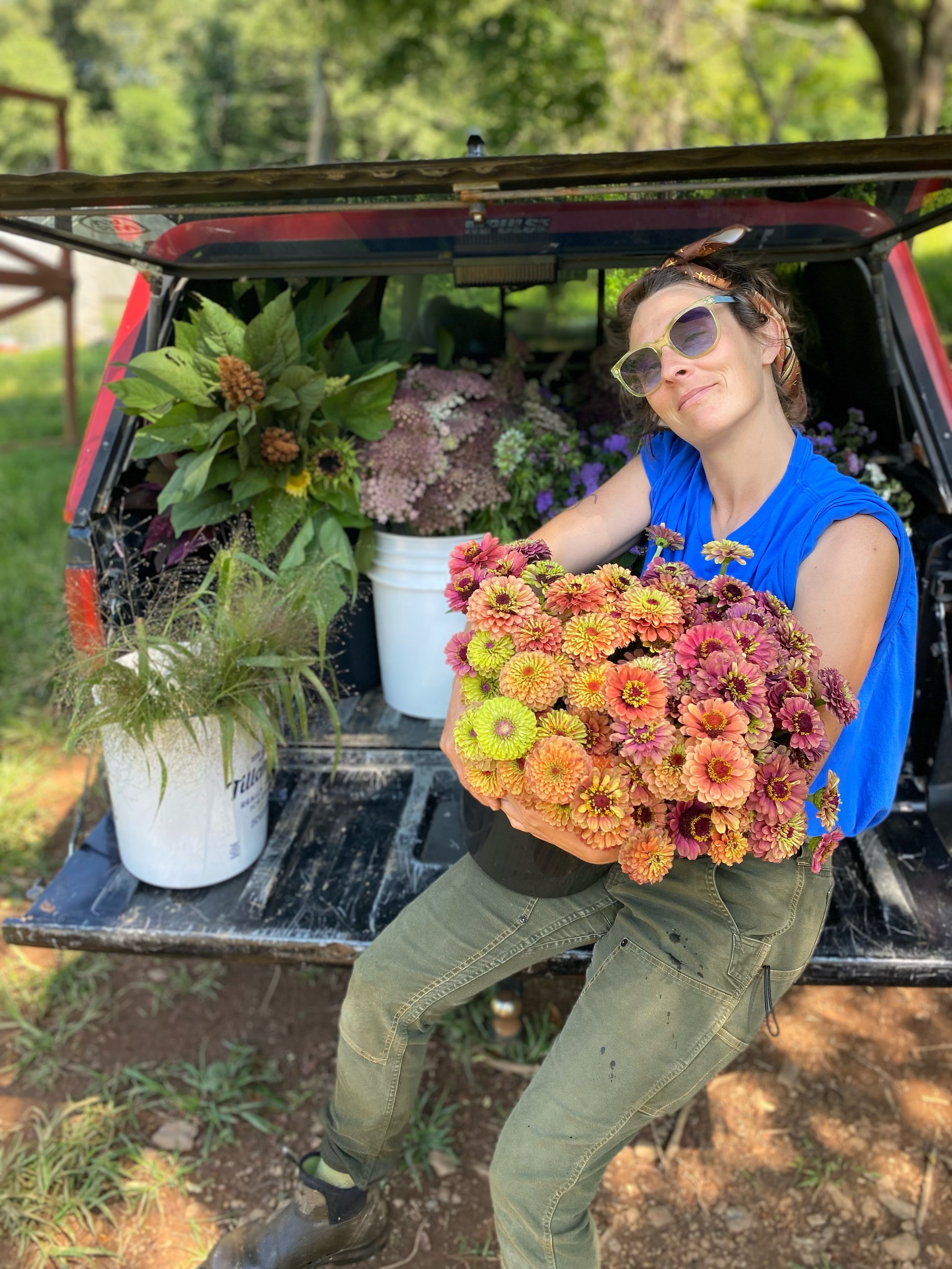 Zinnia season, baby!!! And amaranth, and dahlias, and ageratum, and and and&hellip;. 🌞 We will be back at the @floydfarmersmarket tomorrow with the summertime magic- swing by and say hi! 🌸🌱✨ #floydva
