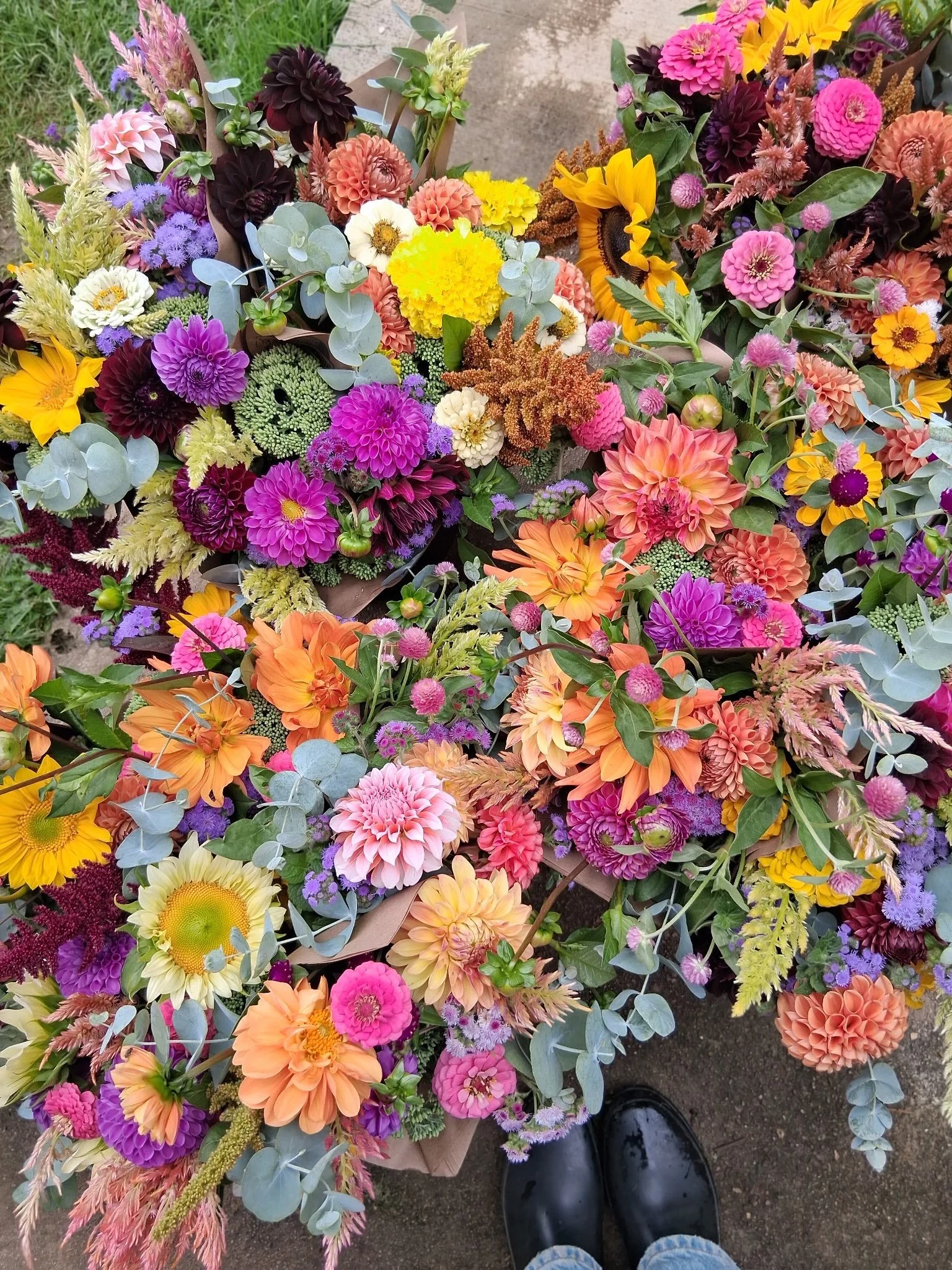 Find us at the @floydfarmersmarket tomorrow morning with so much magic.  Dahlias, zinnias, sunflowers, eucalyptus, and so much moreeee.  See ya there! 🌸🌿✨ #floydva