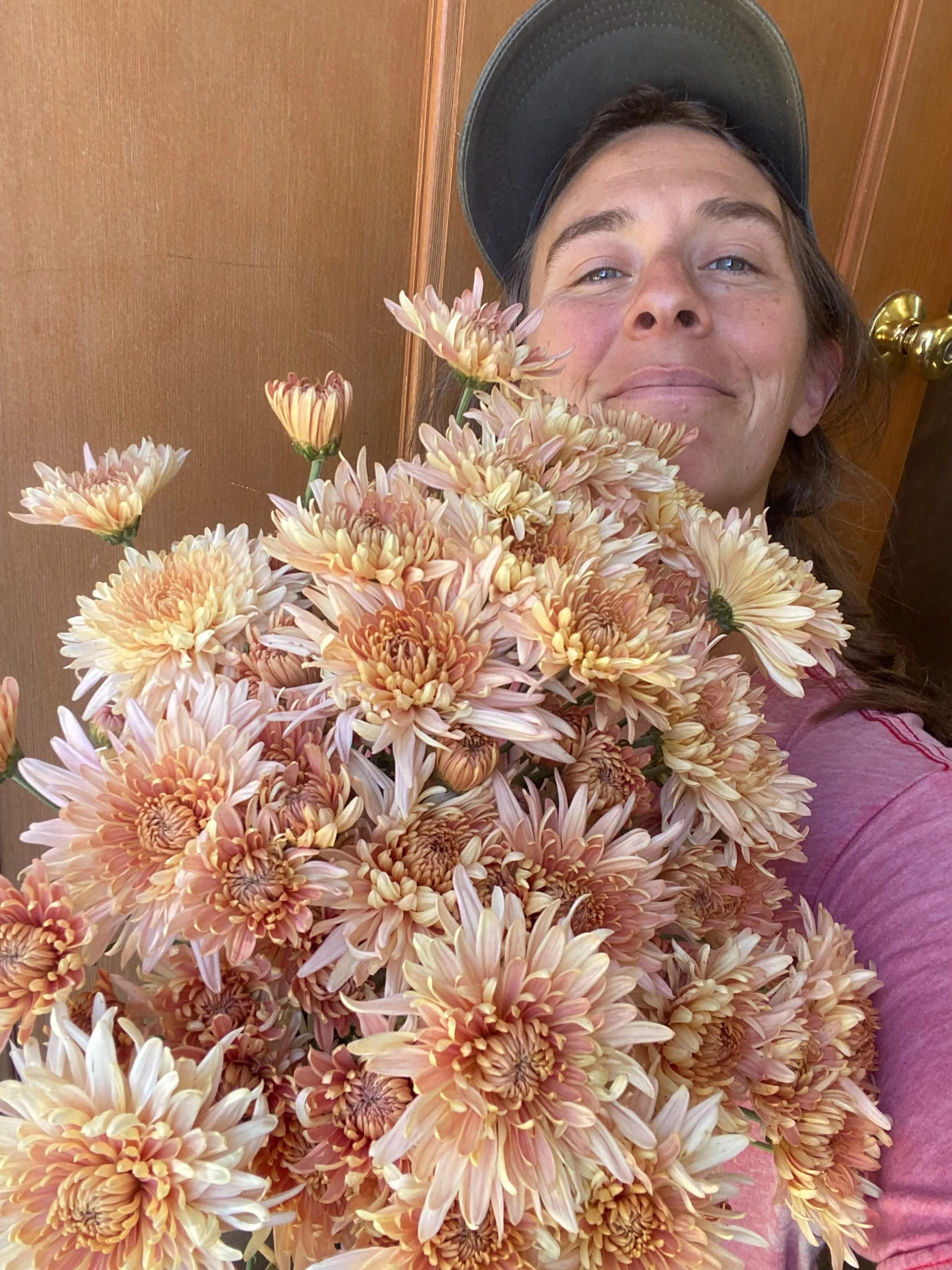 Sweet lil haul of fresh flowers heading to the @floydfarmersmarket tomorrow!  Plus some bright and seasonal dried bouquets- don&rsquo;t miss out, y&rsquo;all! 
Lindsey made some stunners while I finished planting one of our overwintered field beds.  