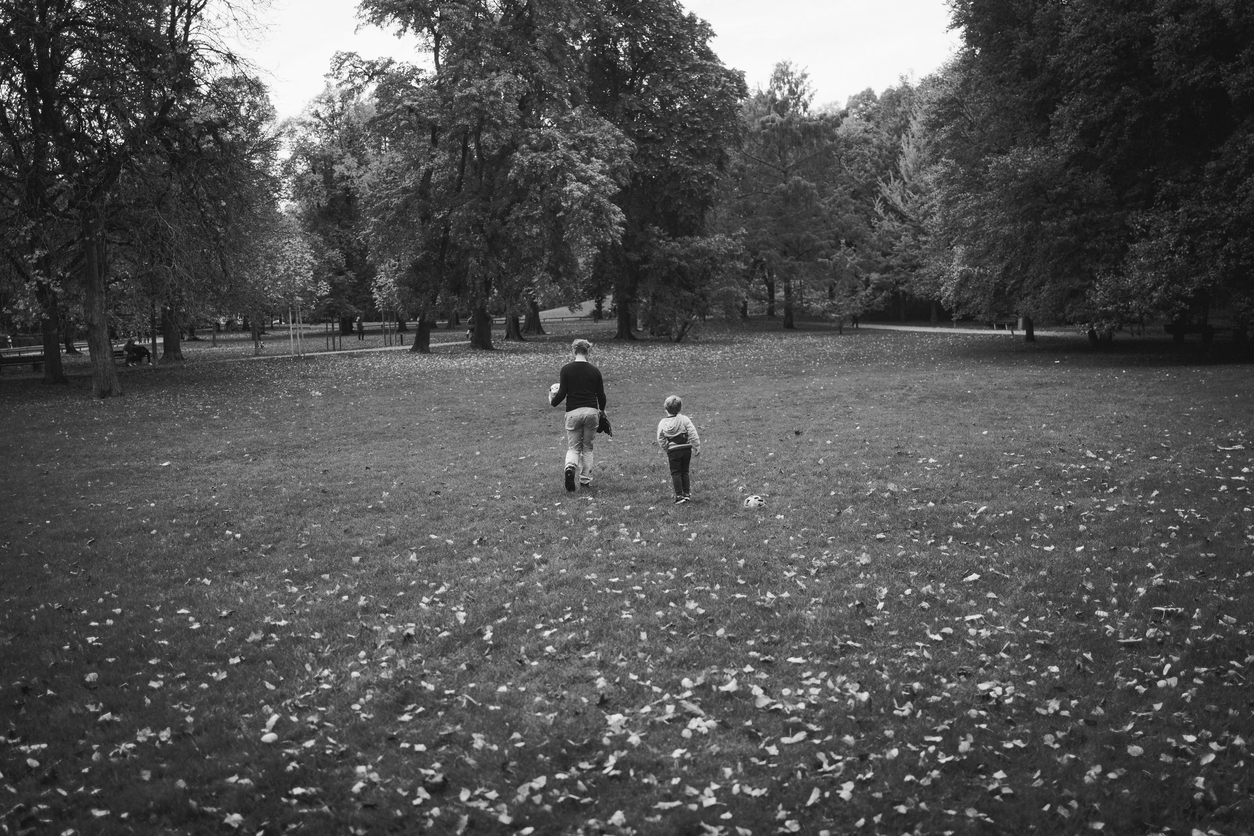 Vater und Sohn spielen im Olympiapark