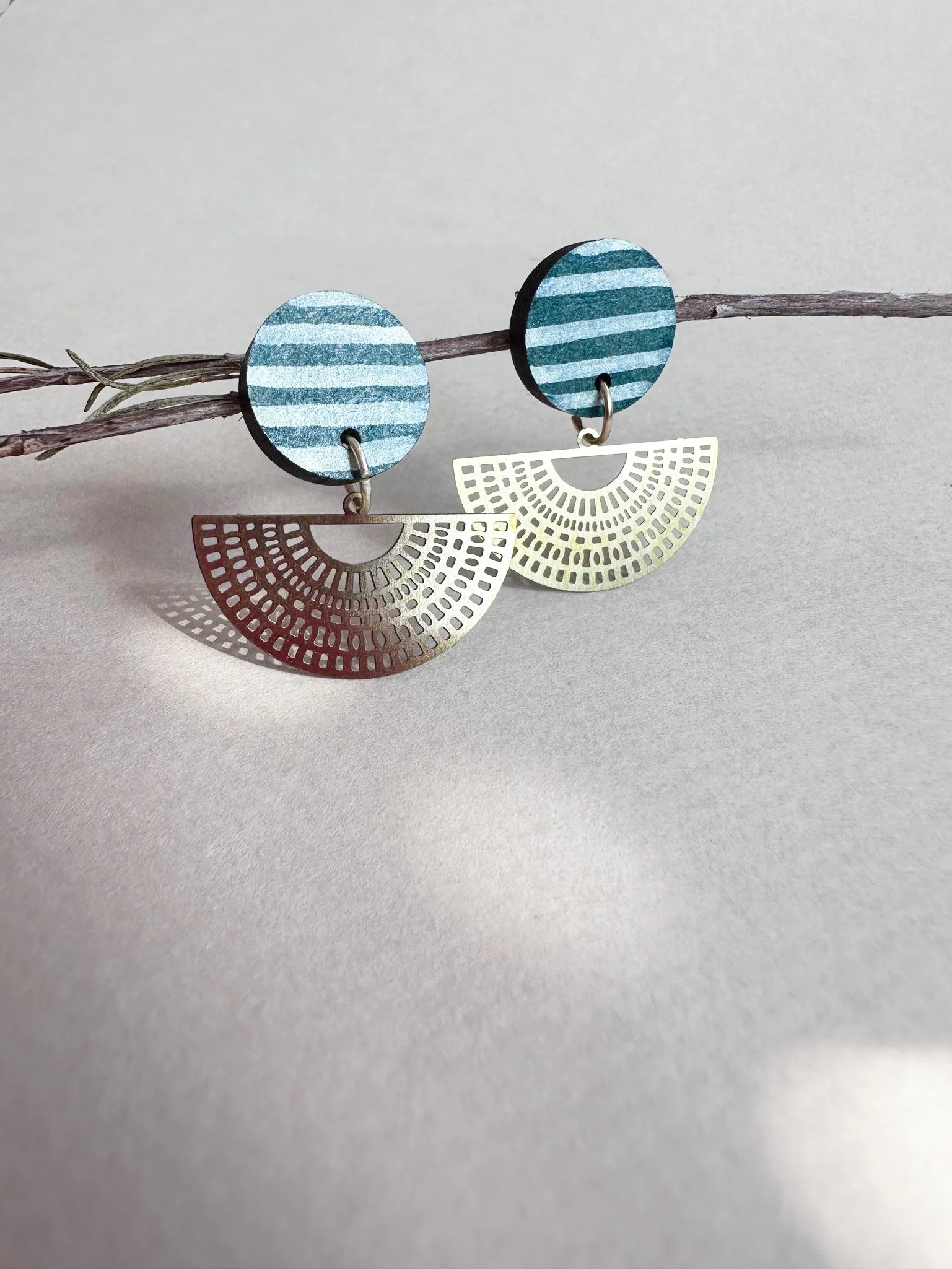 Circle fan stud earrings in green stripe