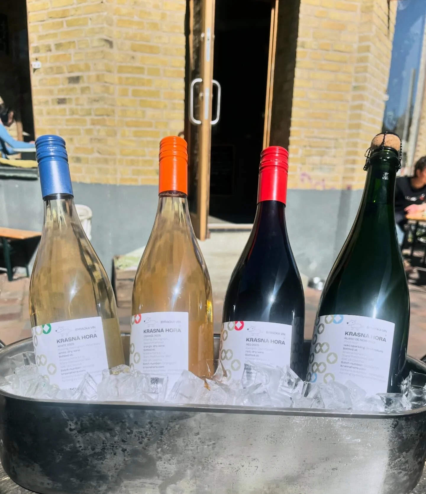 Byracka X Krāsnā Hora

Our favourite @byrackavin and amazing @krasnahorawinery have made a colab and to say it tastes beyond delicious. 

White
Riesling, Sauvignon, Pinot Blanc

Orange 
Riesling, Sauvignon, Gewurztraminer

Red
Zweigelt, Dornfelder

B