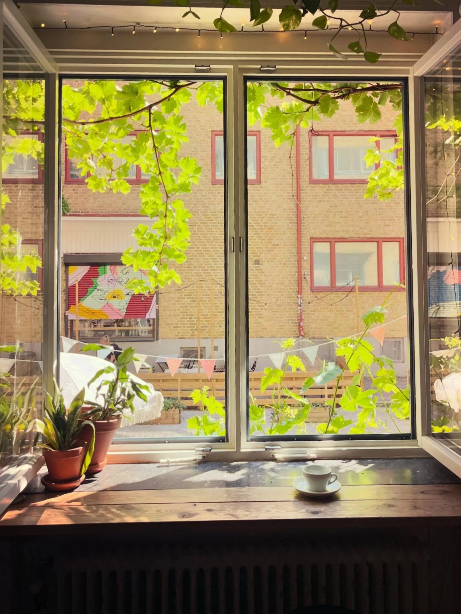 OPEN UNTIL 8 PM ON WEEKDAYS

Jep, you heard it right: the most sun-safe place in our part of town stays open for as long as the sun shines on our side of the street! So come by and sip on something delicious as the sun sets over Folkets Park❤️