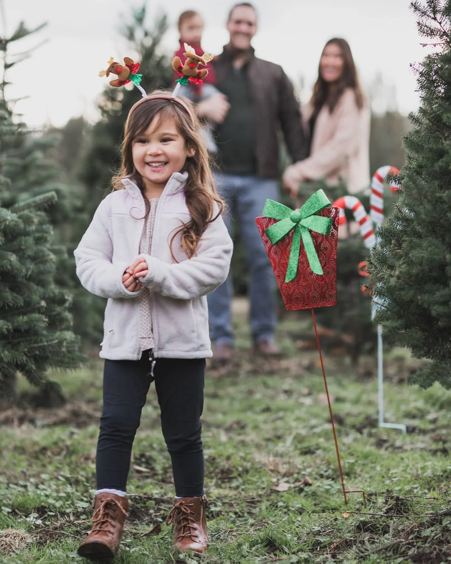 Joy to the family this Christmas 🤗🌲

#photographer #photography #photoshoot #daddysgirl #canon #family #portraitphotography #love #husband #dad #kid #kidsofinstagram #mom #moments #childhoodmemories #childhood #oc #thistheseason #christmas #christm
