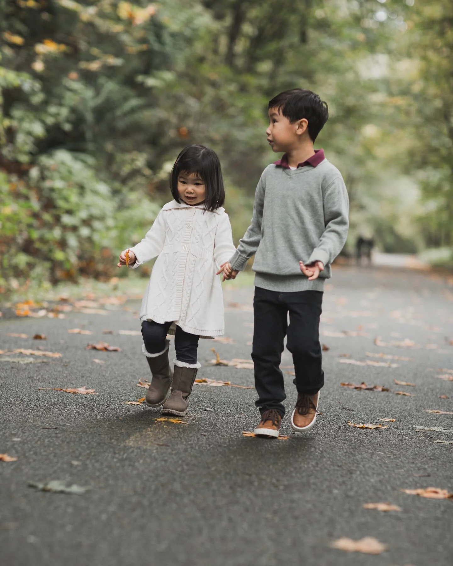 Walking into 🍂 season 😌

If you have missed our Fall Mini, Christmas mini is coming up. Book your session 🤗 

#fallmini #fallfoilage #fallphotoshoot #fallphotography #familyportraits #familyphotos #familyphotoshoot #familyphotographer #kidsfashion