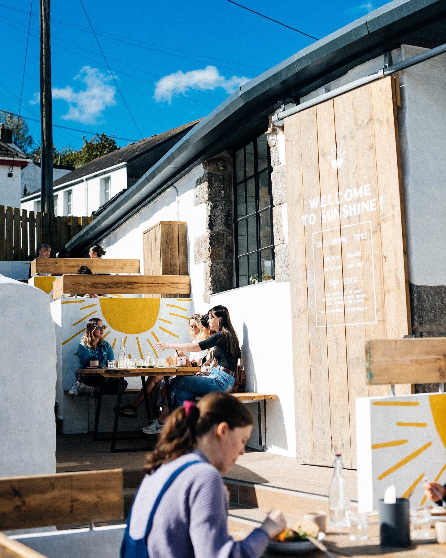 Come soak up the Sunshine this weekend! We have lots of lovely tables in our outdoor sun trap 🌞

#sunshinecafeandyoga #yoga #cafe #vegan #plantbased #interiordesign #yogacafe #vegancafe #cornwallcafe #cornwallyoga #falmouth #penryn #falmouthyoga #pe