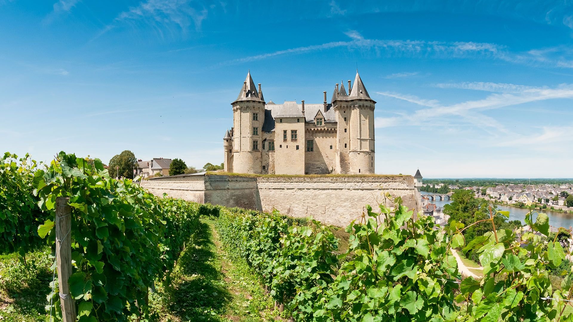 chateau-de-saumur-loire-valley-france-shutterstock_128587118.jpg_bf07309bfe.jpg