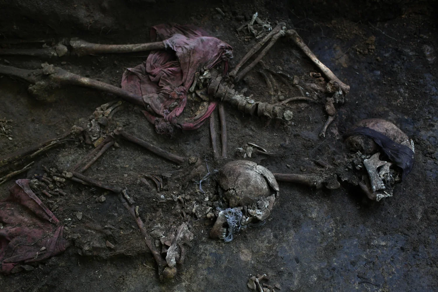 Figure 3. CREOMPAZ, Exhumation in Cobán’s former military base. Mass grave number sixteen inside the Guatemalan military base known as CREOMPAZ (UN’s Regional Centre for Training in Peacekeeping), formerly known as Military Zone 21, reveals dozens of