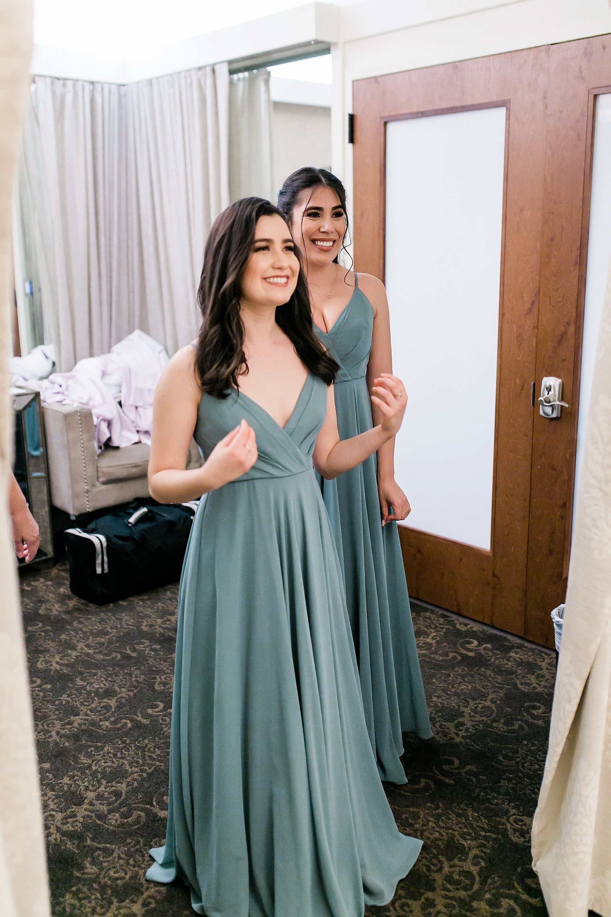  bridesmaids getting ready 
