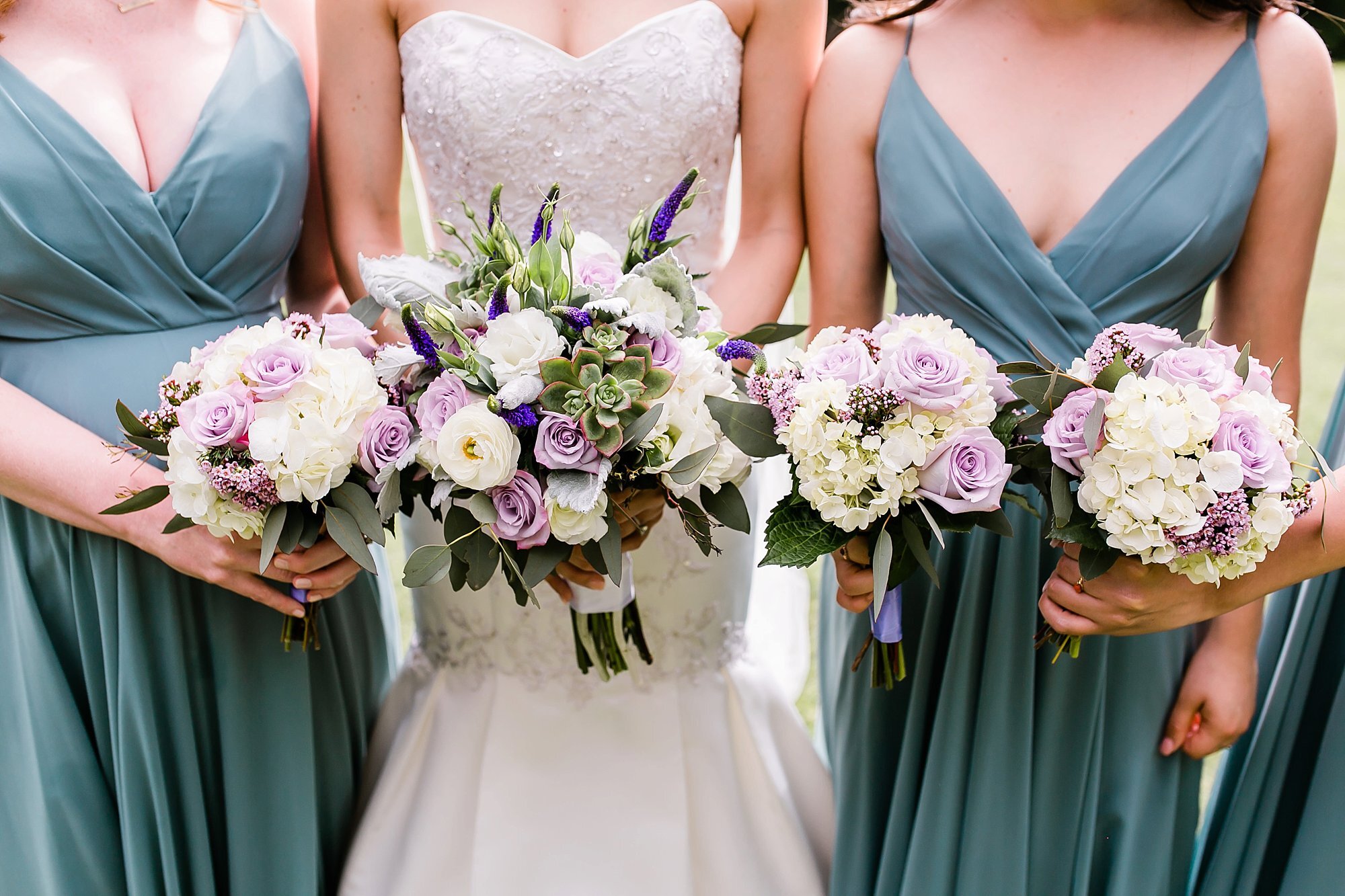  bridal party with bouquets 