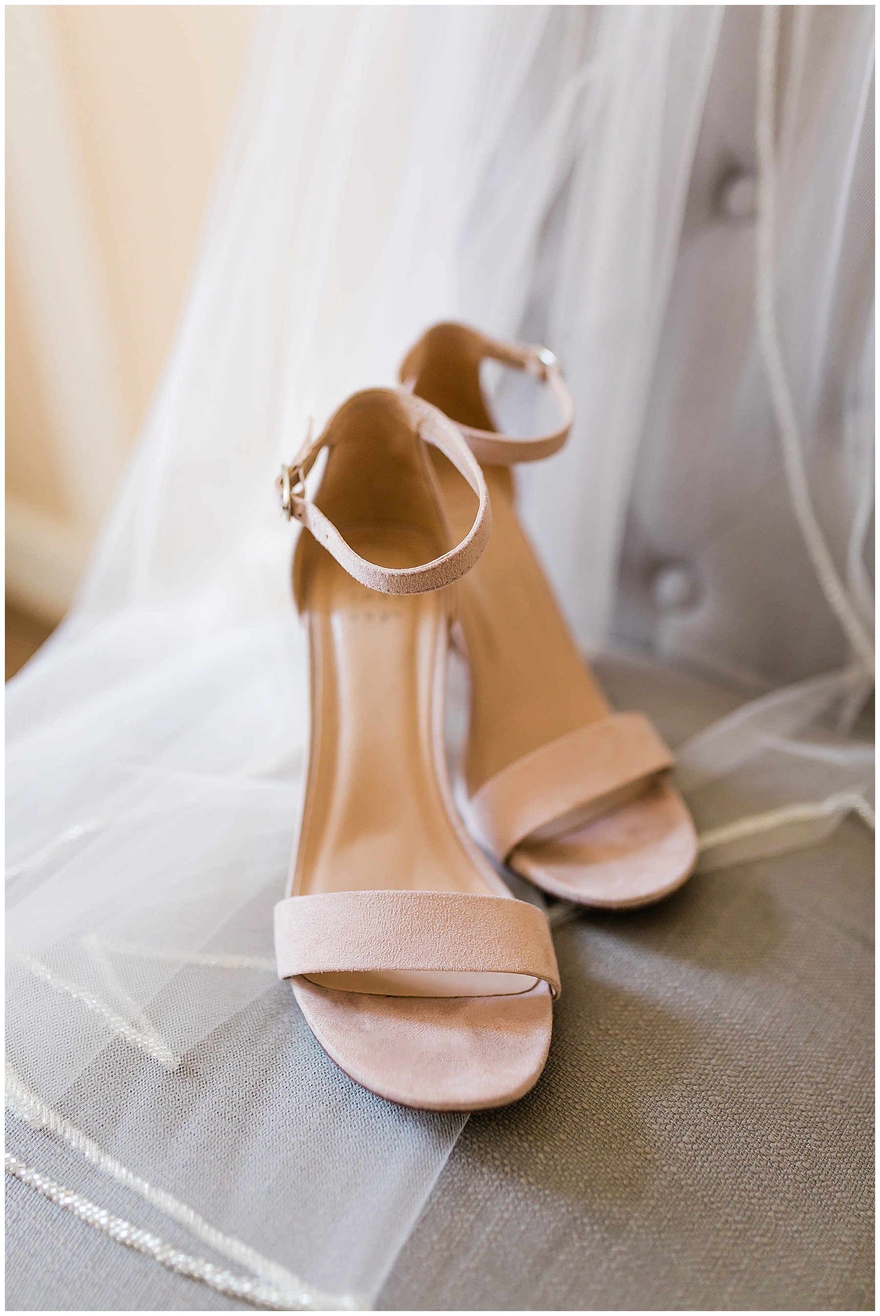  bride’s heels on her veil 