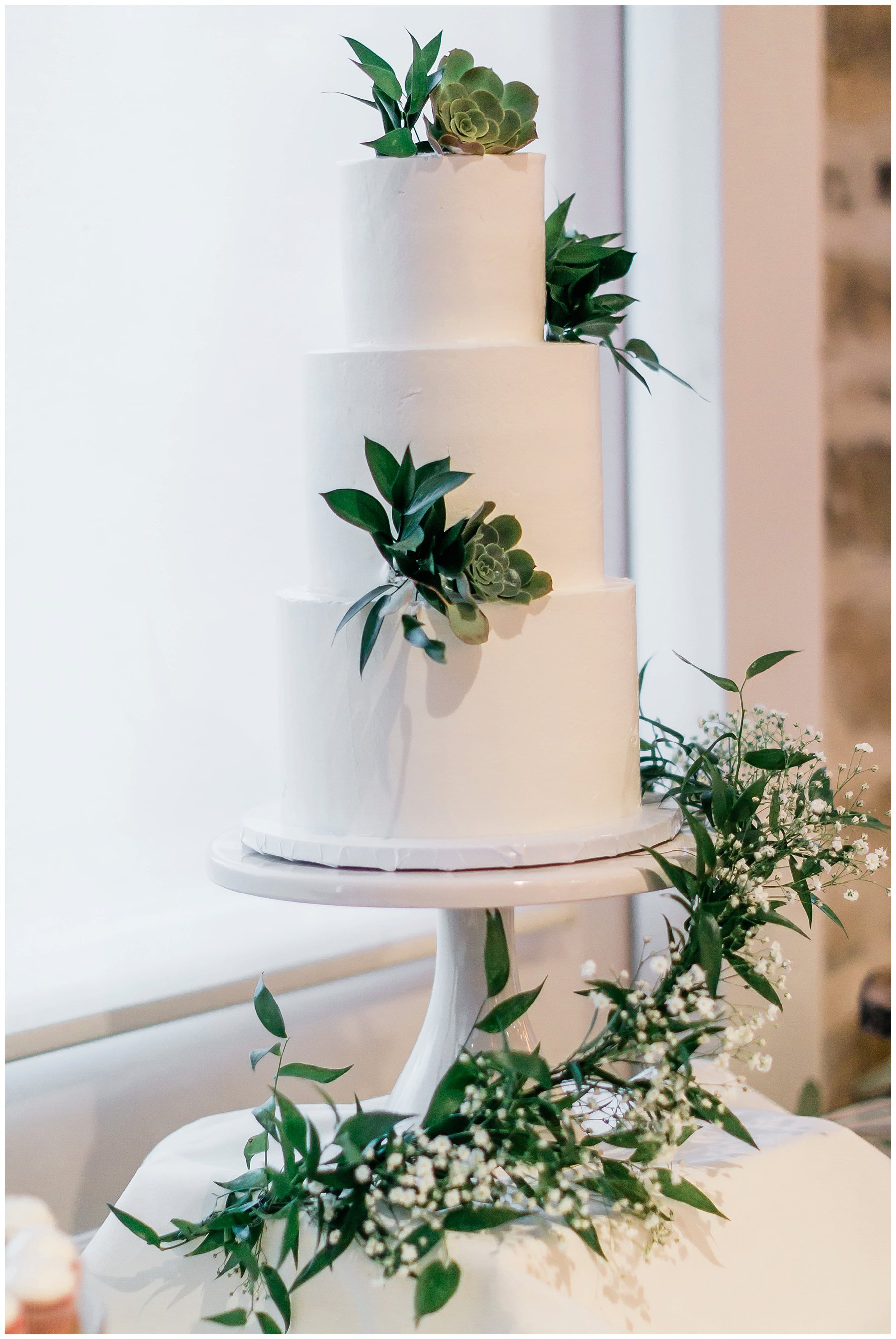  wedding cake with vines 