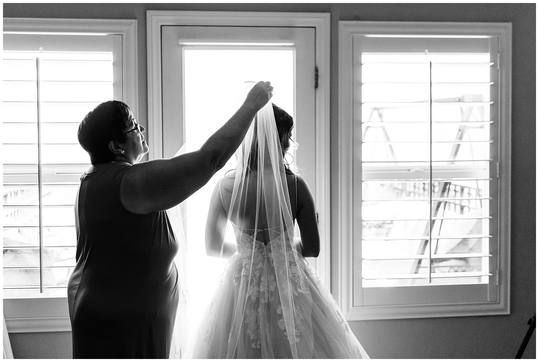  bride getting ready in the bridal suite 