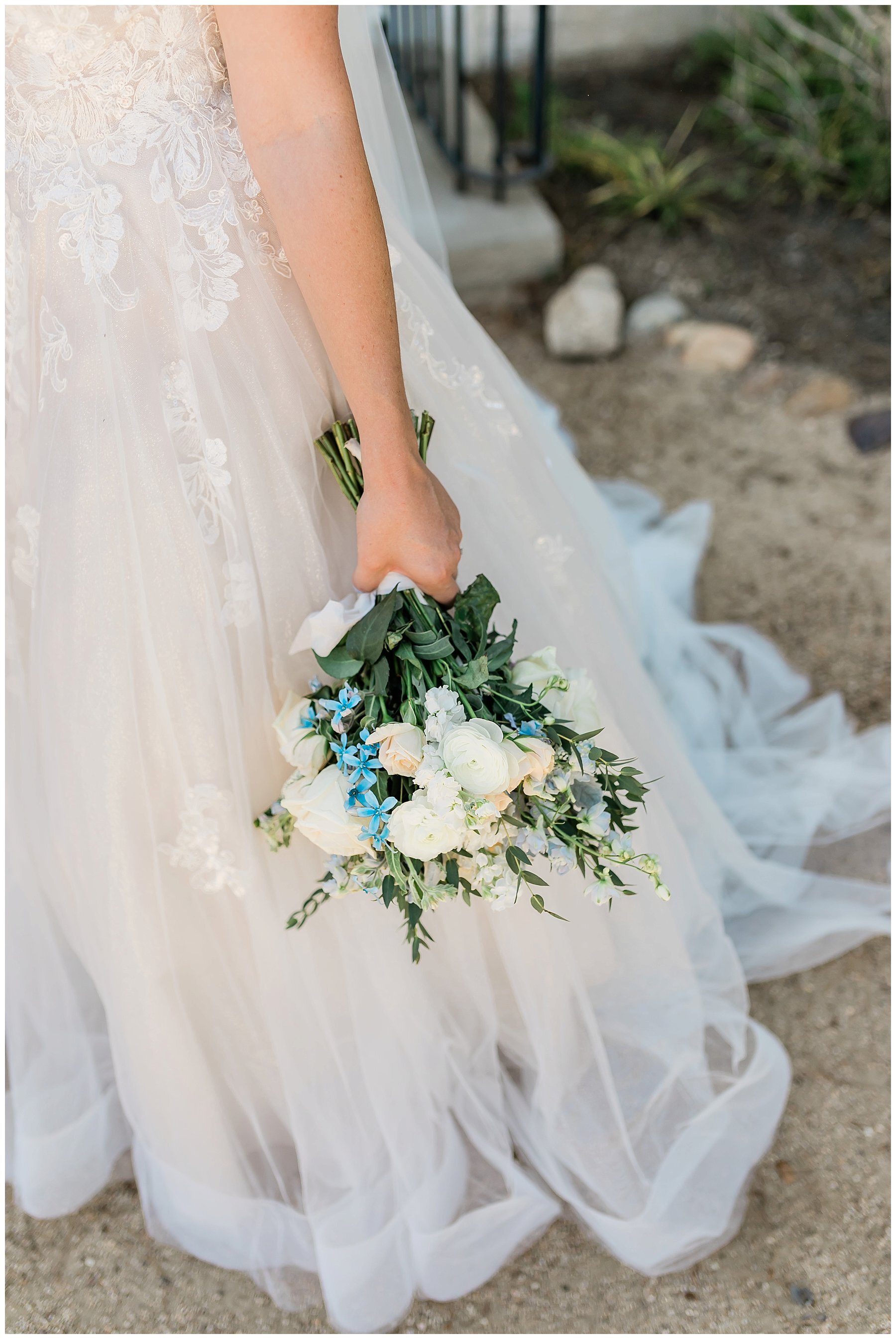  bride holding the bouquet  