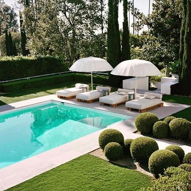 Con deseos de estar en un lugar como &eacute;ste!!! Que calor!!!! Belleza por @kellywearstler #outdoors  #pool