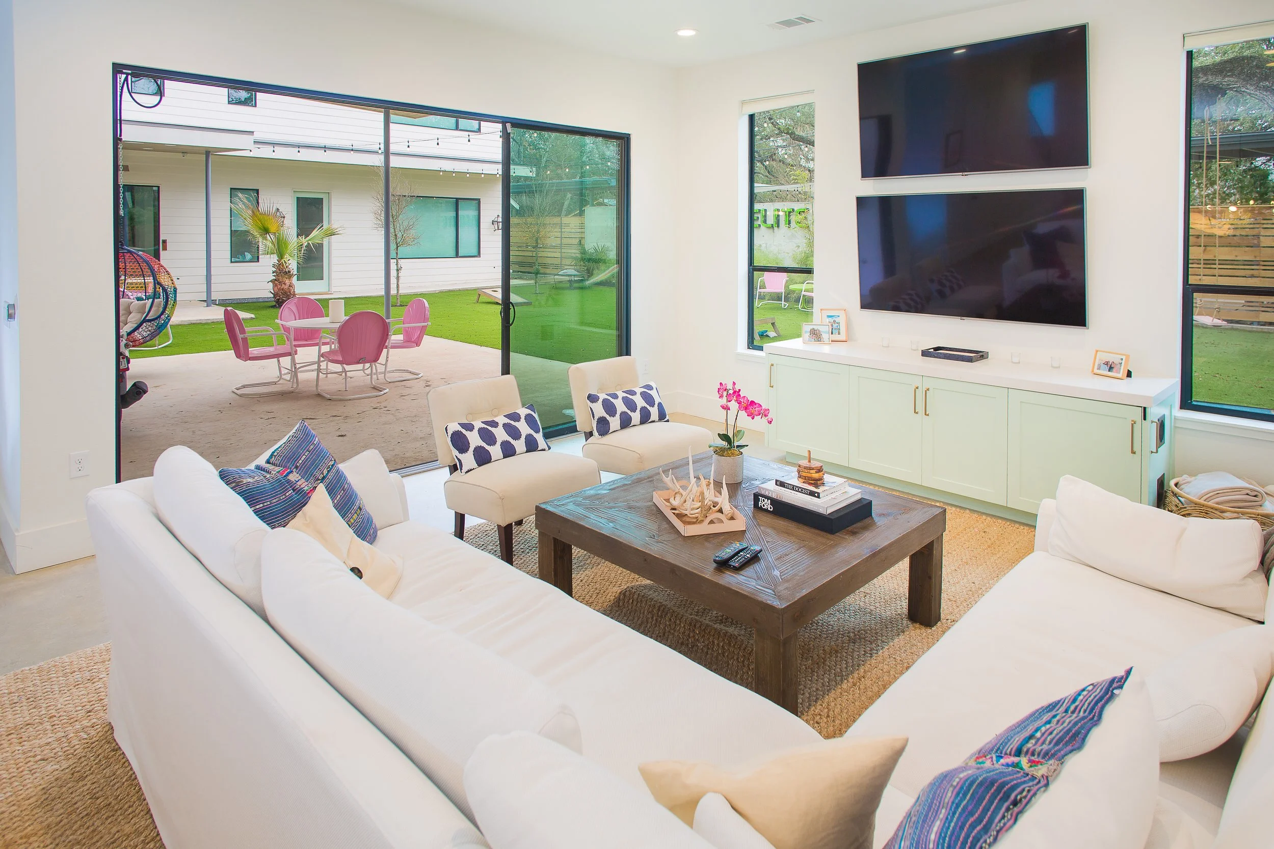 13 - Living Room.jpg