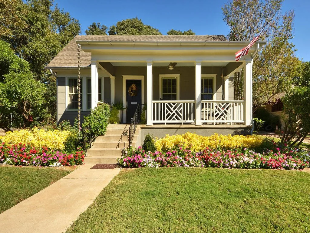 01 - Front Yard.jpg