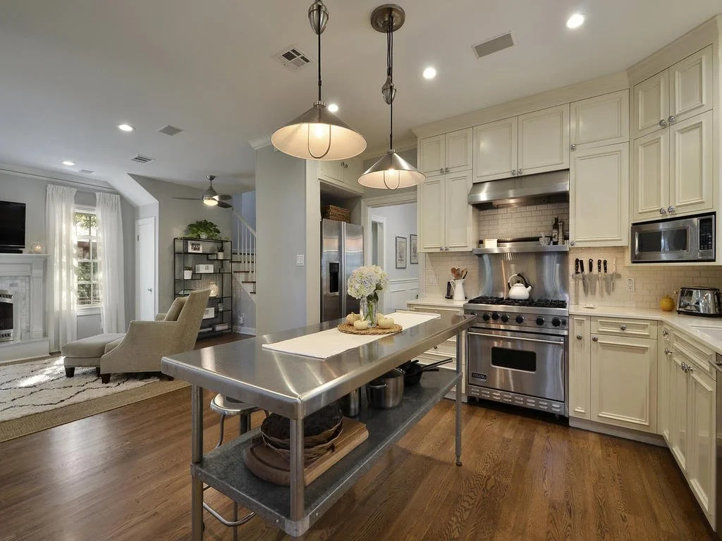 700 E 43rd St-MLS_Size-020-Kitchen and Breakfast 005-1024x768-72dpi.jpg