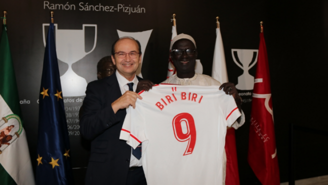 Sevilla honouring Biri Biri in one of his visits to the Ramon Sanchez-Pizjuan