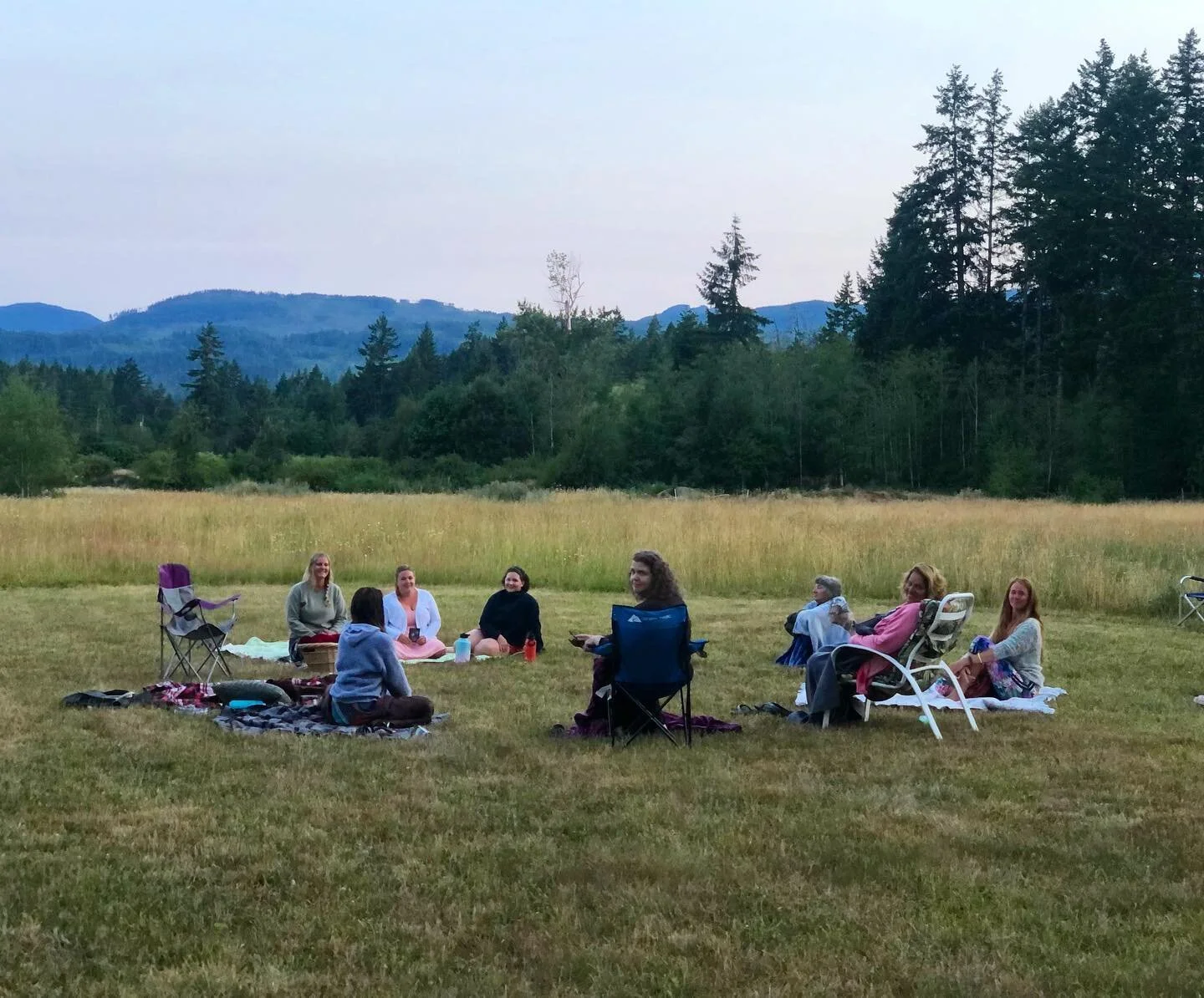 Thank you Kendall Rhae @redstarhelp for hosting yet another incredibly heart opening New Moon Circle 🙏✨
What a gift it was to share space and time with you all this evening 🙏❤️
Through ebbs and flows, cycles, shifts and seasons, we find ourselves o
