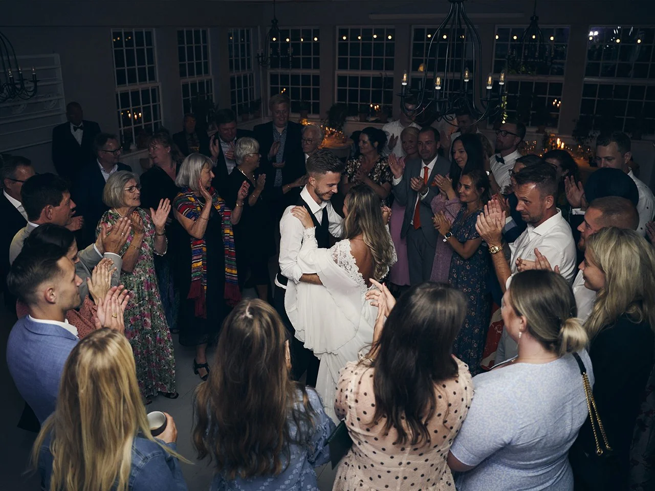 Brudepar løftes af gæster på dansegulv – bryllupsfest