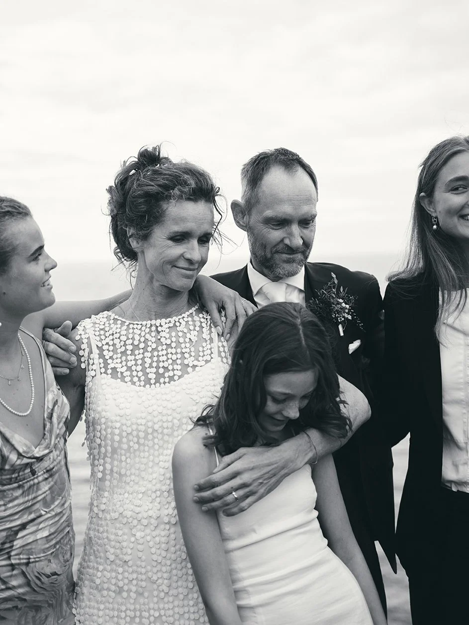Brud med familie og gæster – bryllupsøjeblik