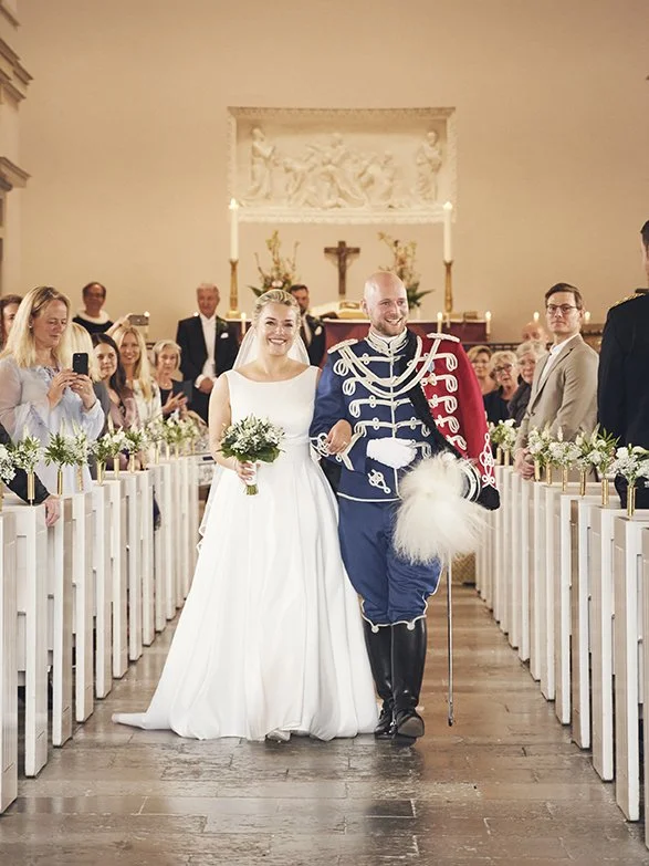 Brudepar går ned ad kirkegulv – vielse i kirke