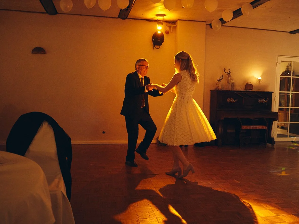 Brudepar danser i varmt lys – bryllupsfest