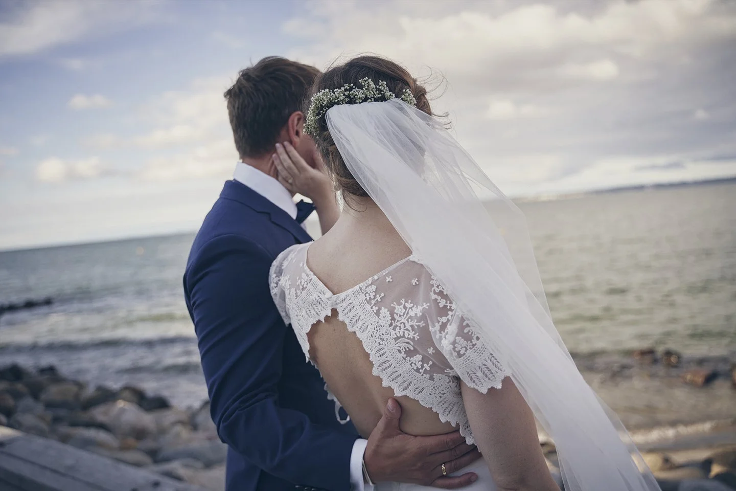 Brudepar ved havet – bryllupsfoto i naturligt lys