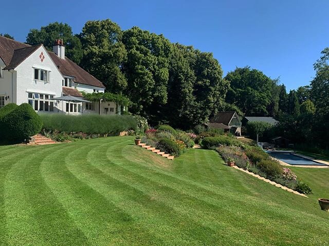 The hottest day of the year so far..! ☀️
-
-

#memyspadeandigardens #garden #gardenmaintenance #gardening #gardenlife #gardensofinstagram #lawn #lawncare #lawnmaintenance #weed #weeds #weeding #didcot #henley #oxford #oxfordshire @gardens_illustrated