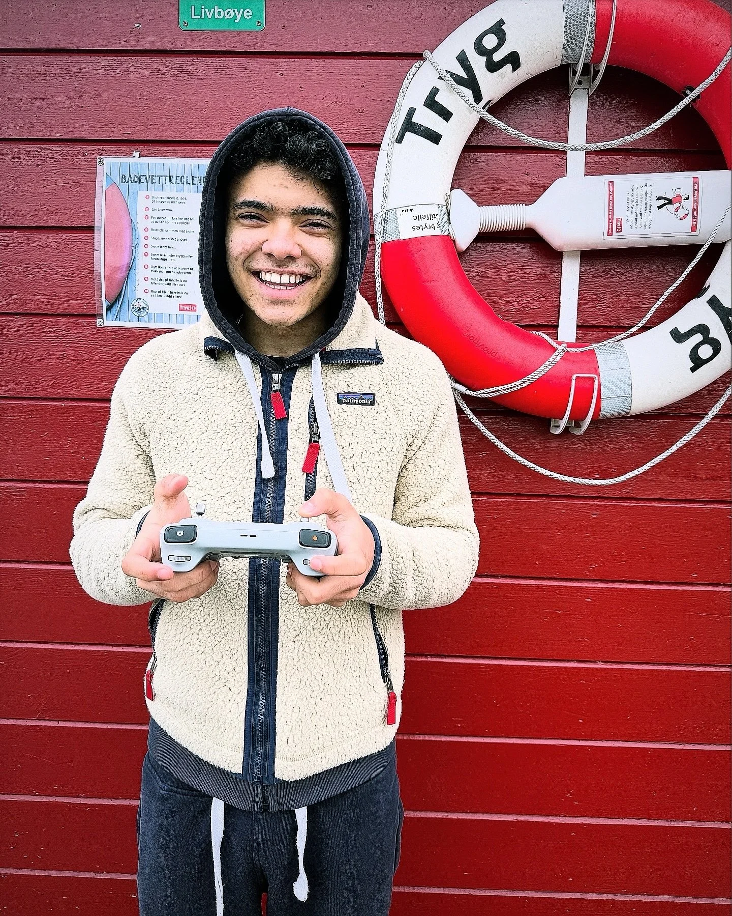 Denne uken har vi besøk av Teo, som tar dronefag på Bjørnholt videregående skole! Han er utplassert hos oss for å få praktisk erfaring med foto, video og drone.
Kult å se neste generasjon dronepiloter i ak