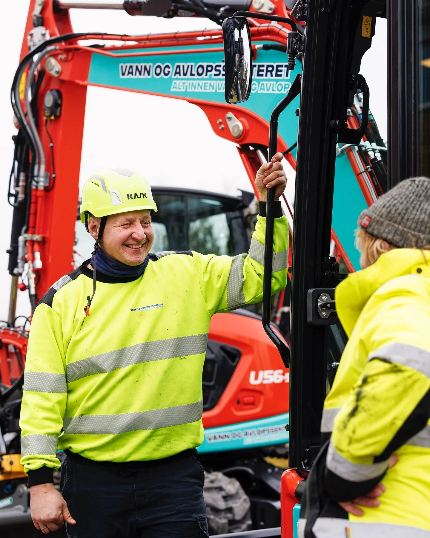 P&aring; fotooppdrag ute i felt med gutta i @vann_og_avlopssenteret_as og ny gravemaskin.

#bedriftsfoto #pixelco #vannogavl&oslash;p