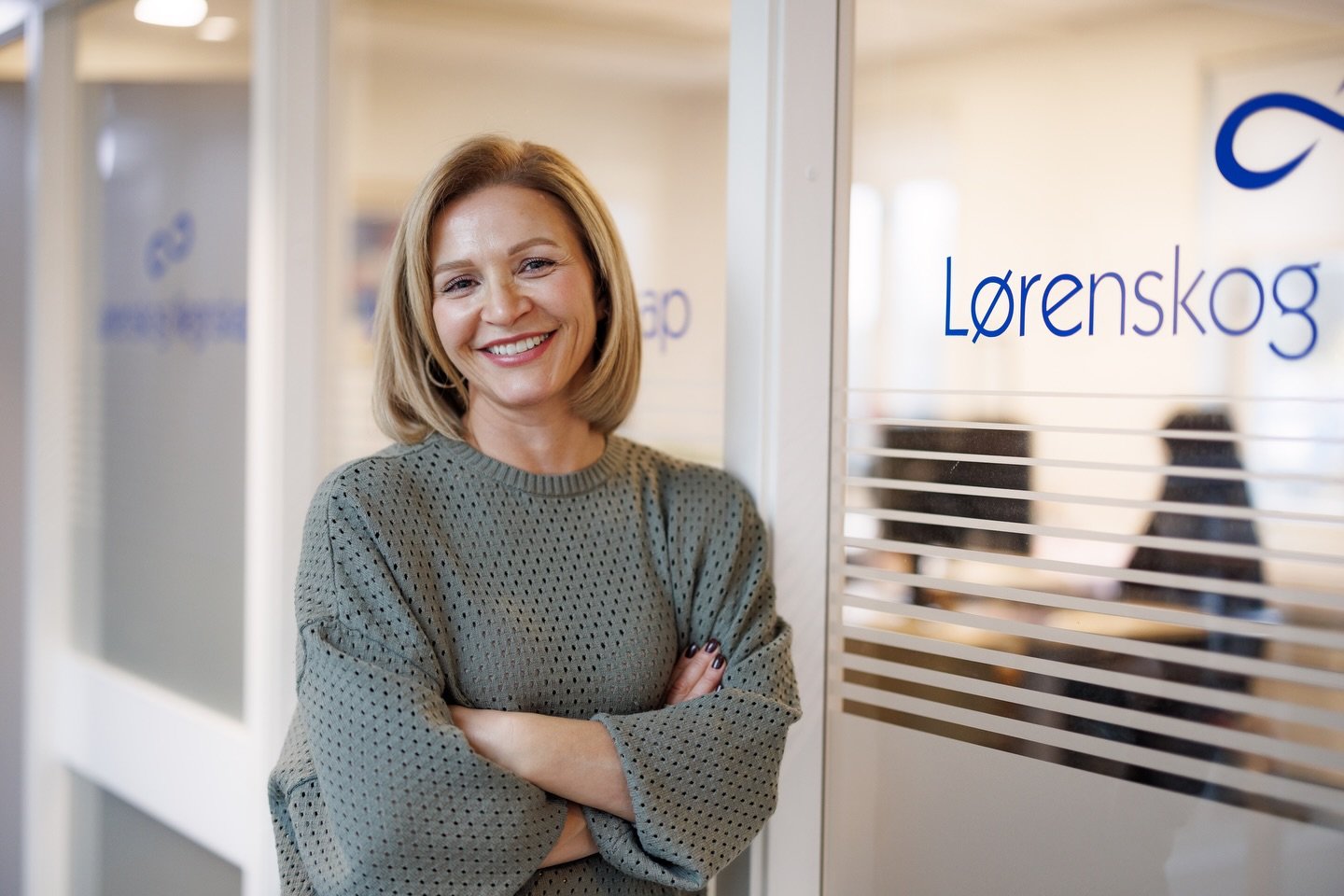 Fotodag hos L&oslash;renskog Regnskap.
 Vi fikk v&aelig;re med en dag p&aring; kontoret for &aring; lage nye portretter og milj&oslash;bilder av teamet, bilder som viser menneskene bak tallene.

Takk for et hyggelig samarbeid og en fin dag foran kame