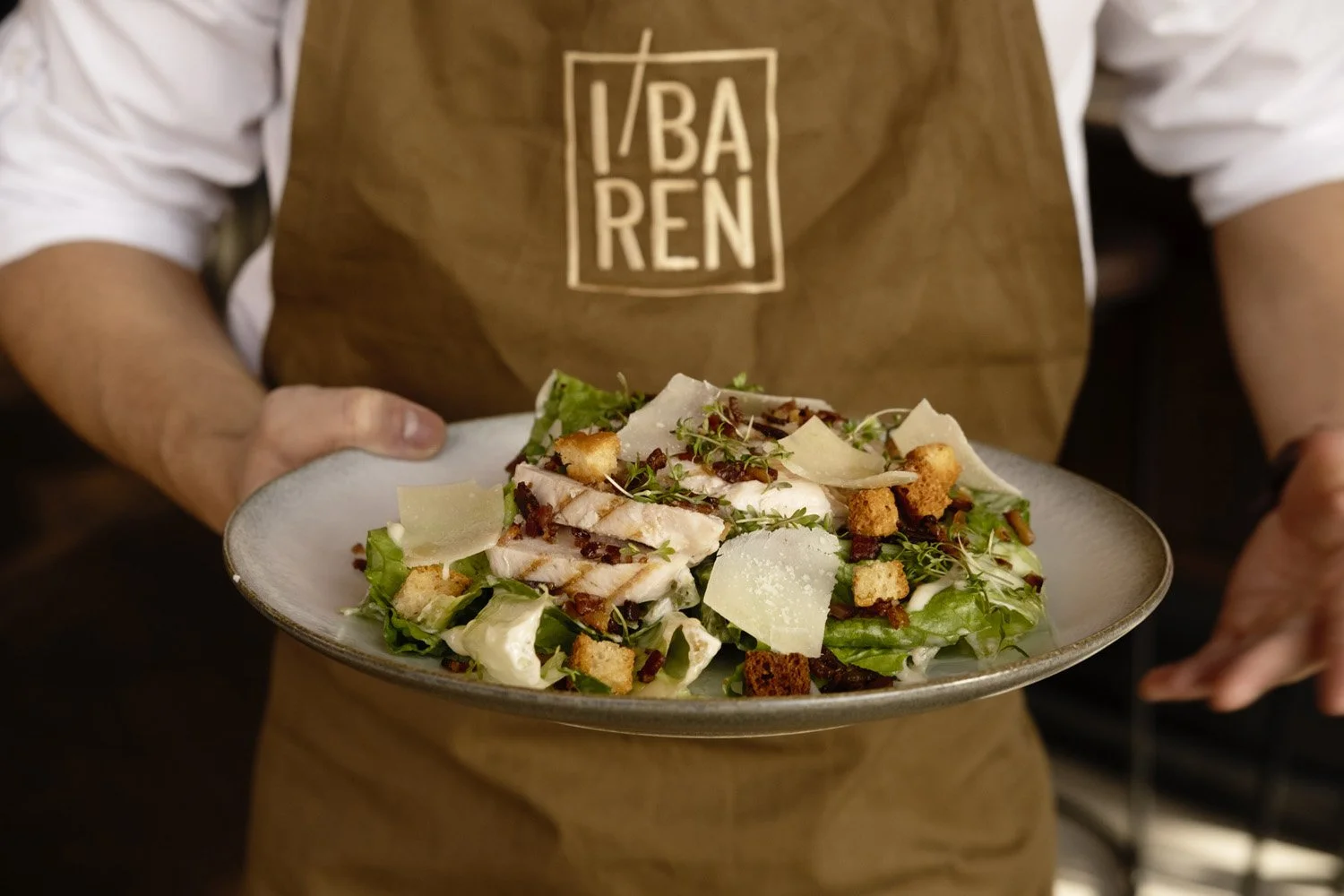 Servitør med en kyllingsalat