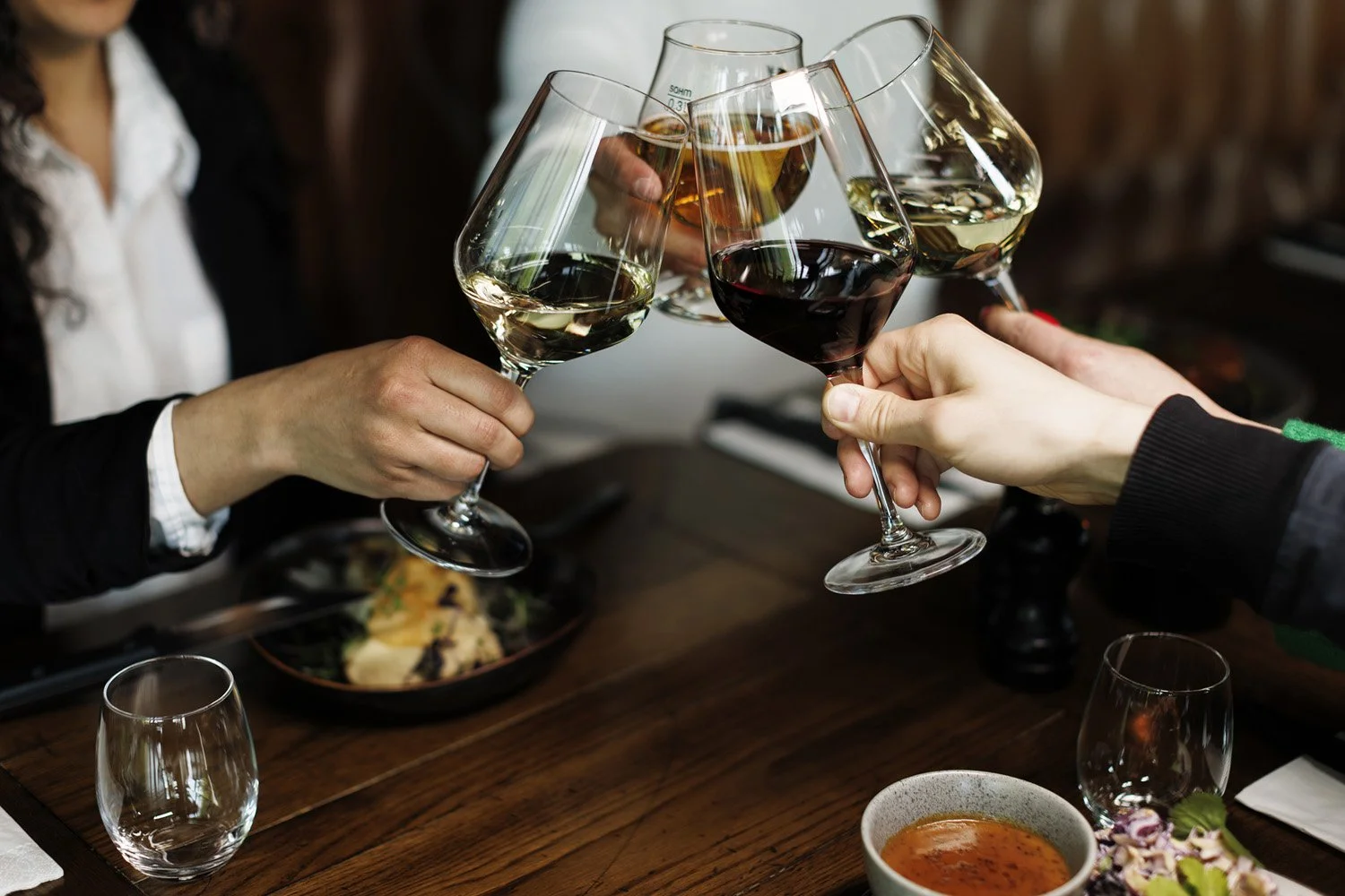 Gjester skåler på restaurant