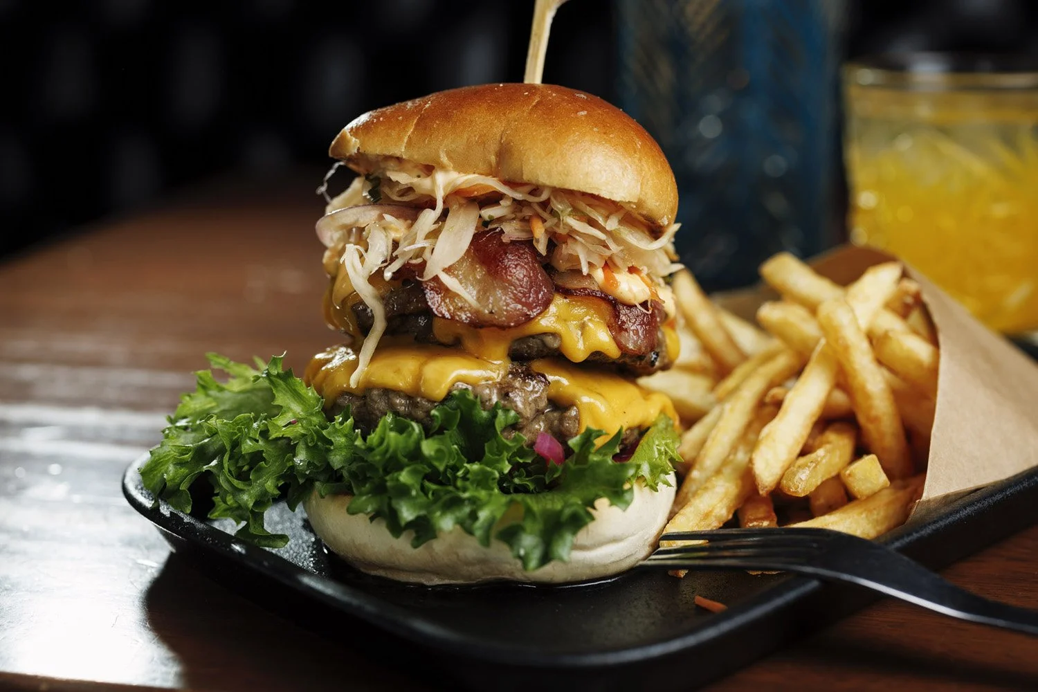Hamburger med pommes frittes