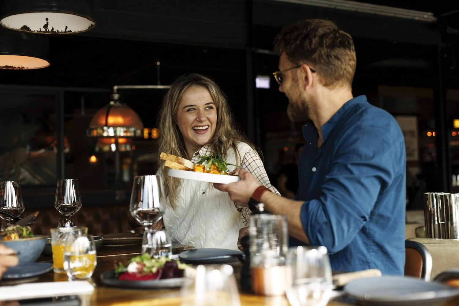 Fornøyd par spiser på en restaurant