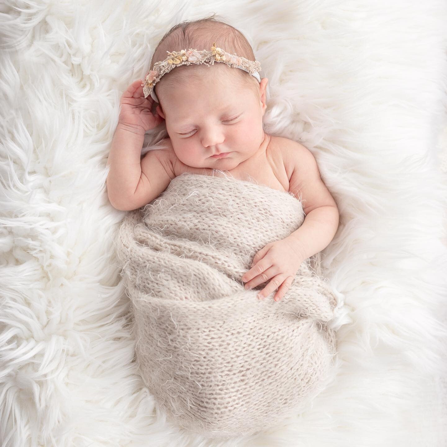 What&rsquo;s the best age to photograph your Newborn? Swipe to learn more &hearts;️
.
.
.

#londonbaby #londonbabyphotographer #londonphotographer #londonnewbornphotographer #richmondphotographer #richmondmums #richmondmumsandbubs #richmondfamilyphot