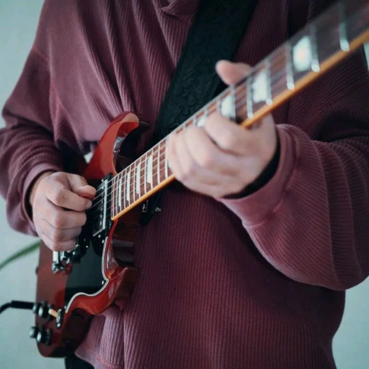 Fuzz Fields and Fazer Mode ⚡️

Engaging the dynamic phase shifter allows you to control the amount of phase effect based on your strumming or picking intensity. This creates a more playful and expressive experience, as the Fuzz Fields sound breathes 