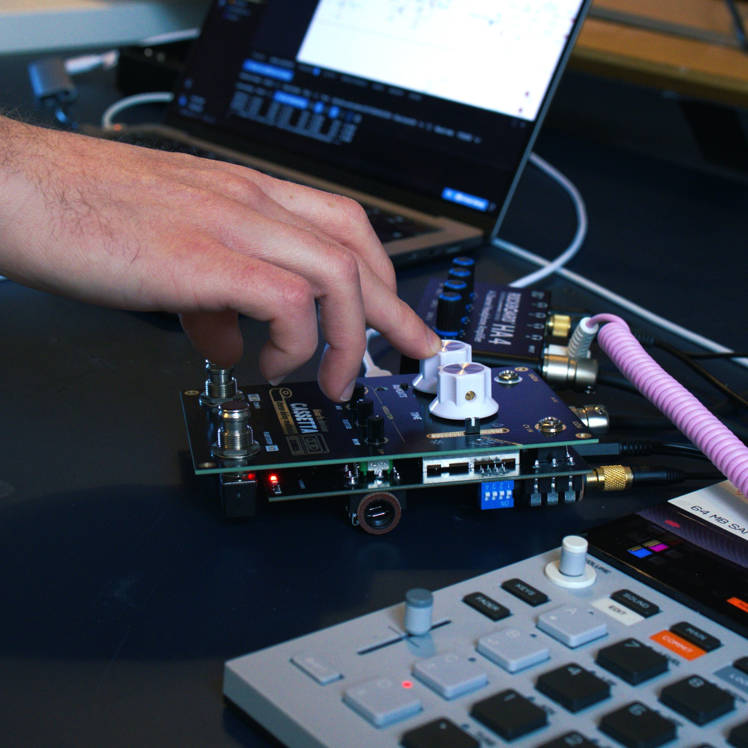 📼 delay effects are our thing. and does one fit with Fuzz Fields? maybe. that's exactly why we're deep in prototype mode right now. @antony_tsakiris is on board helping us shape the workflow for this one. more soon 👀

#cassetta #stereodelay #audiop