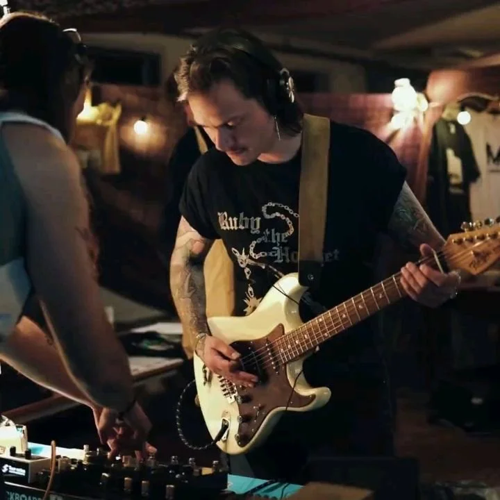 @tompolzine from @howlinggiant stopped by, tried Fuzz Fields, and got a peek at the current state of Cassetta stereo delay.

#esbjergfuzztival #howlinggiant #bluefxdevices