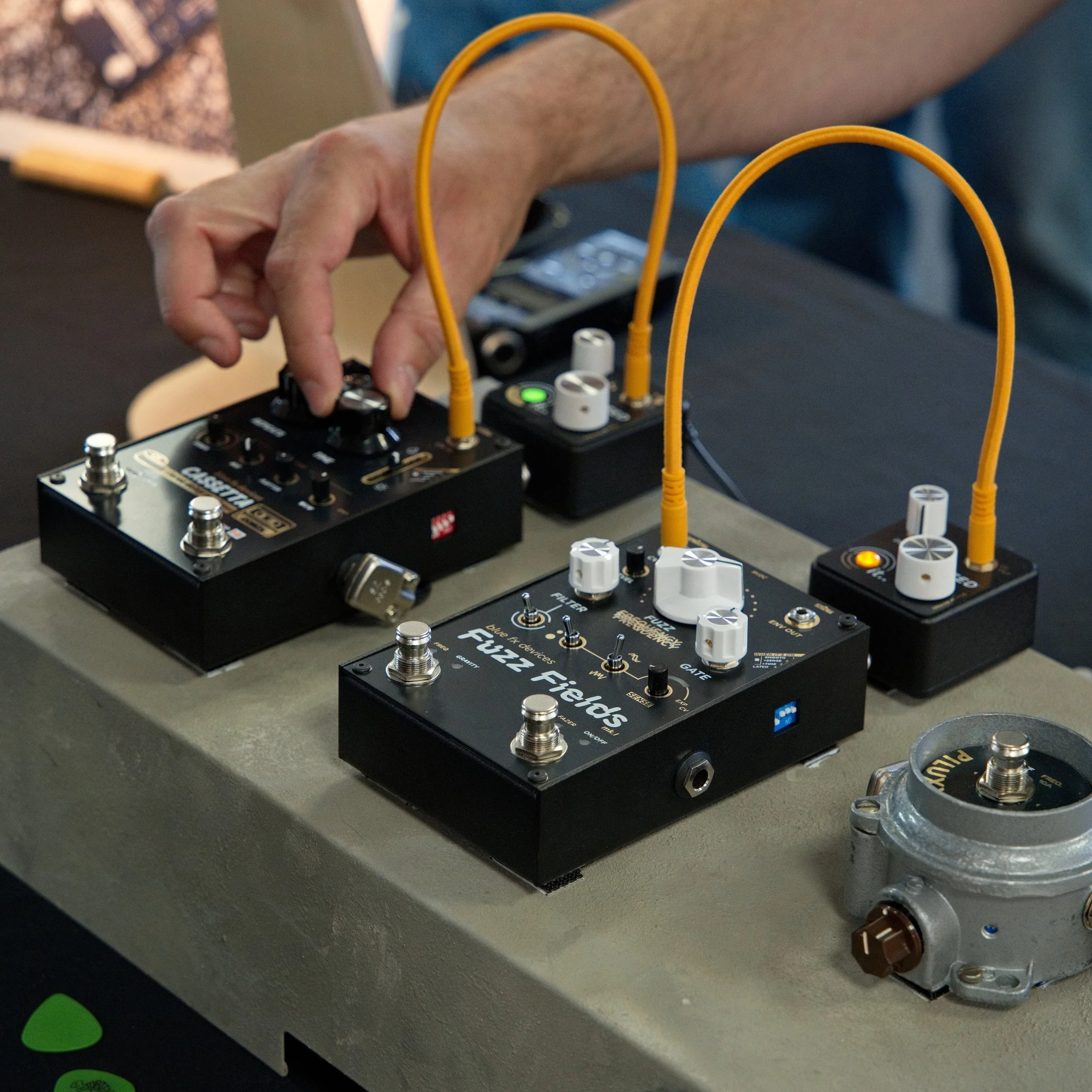Last weekend we joined Phil Steere and his family at @brightonguitarshow, and left with full hearts. Great people, great organization, and always a joy seeing our UK effect pedal friends in the same room again.

We had Cassetta prototype on the table