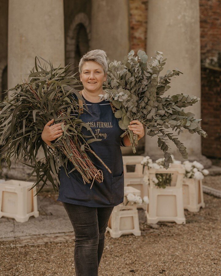 It's no secret that I love foliage and my love of leaves stems back to my Fine Art days. Shape, form and texture are so visually important as they are the basis for any arrangement.⠀⠀⠀⠀⠀⠀⠀⠀⠀
I love how versatile it can be, how you can coax into diffe